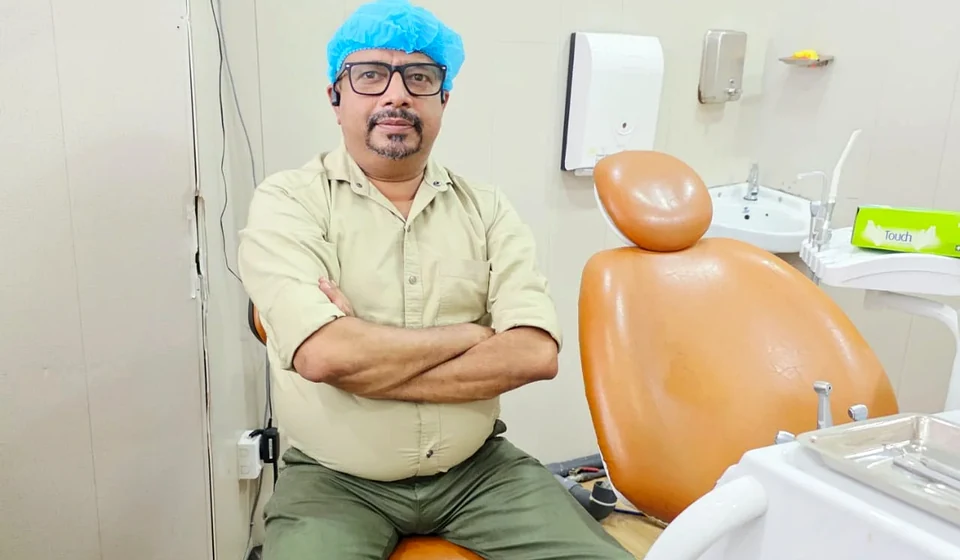 Dental clinic setting for scheduled aligner progress reviews